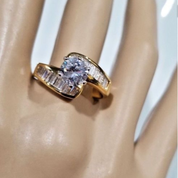 Gold 1.5CW+ cubic zirconia Solitaire Ring with Accents size 10 cocktail ring - Picture 6 of 9